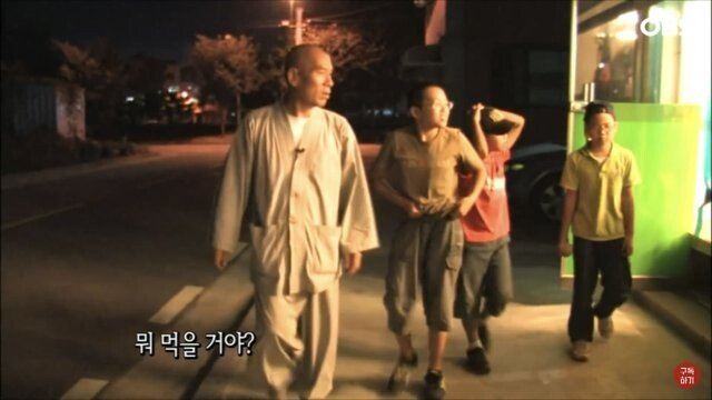 썸네일-동자승들에게 고기를 먹기는 스님-이미지