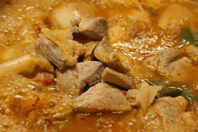 썸네일-흰 쌀밥이 땡기는 돼지고기 김치찌개.gif-이미지