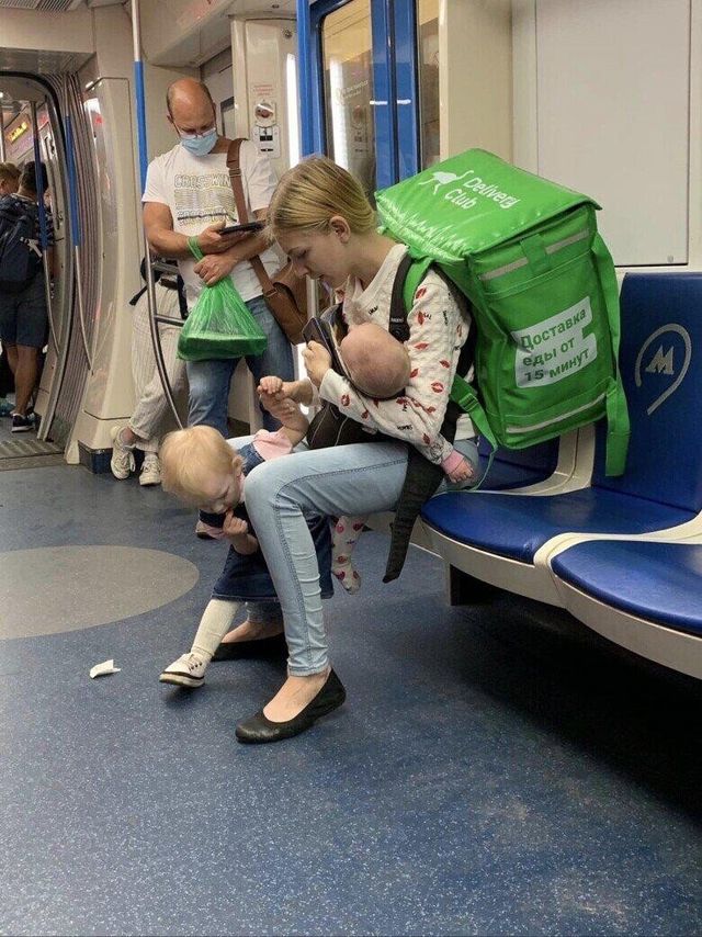 썸네일-음식 배달하는 러시아 엄마-이미지