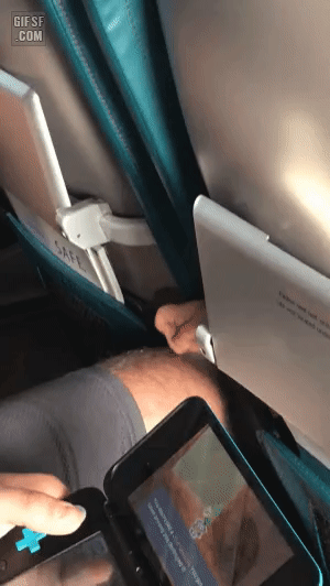 썸네일-비행기 앞 좌석의 아기가 다리를 만진다.gif-이미지