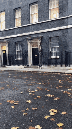 썸네일-영국 총리관저의 진짜 주인은 문을 두드리지 않는다.gif-이미지