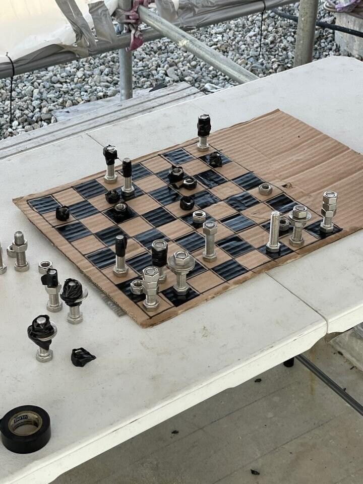 썸네일-공사현장에서 체스를 하는 방법-이미지