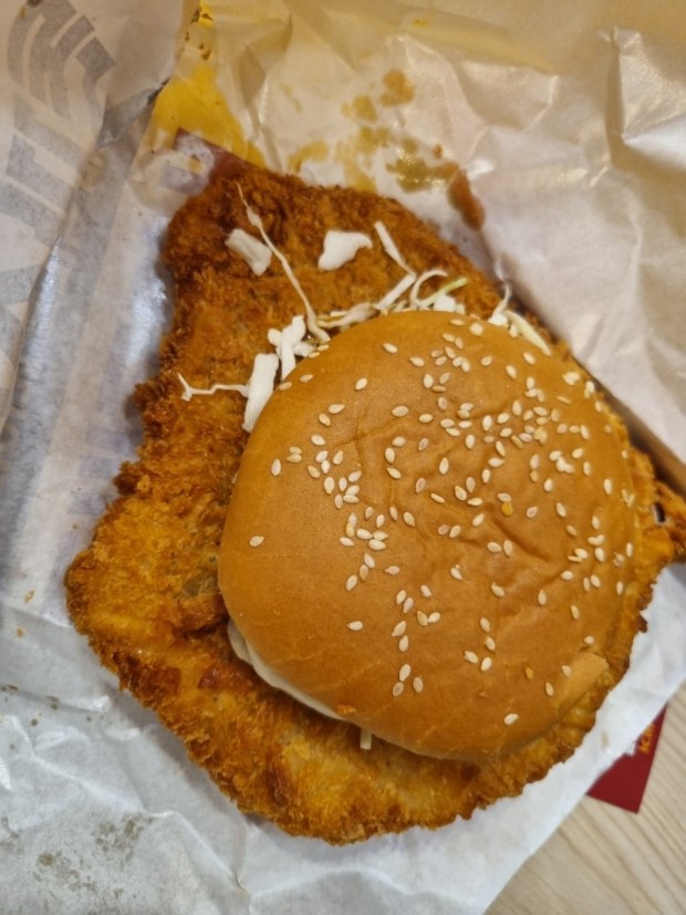 이 버거는 어떻게 먹는 것이지 이 버거는 어떻게 먹는 것이지