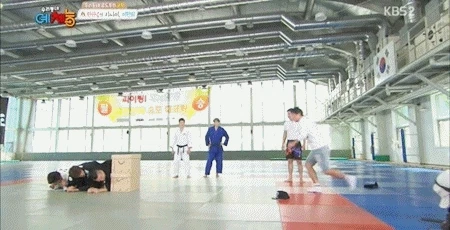 낙법하는 정형돈.gif | 인스티즈